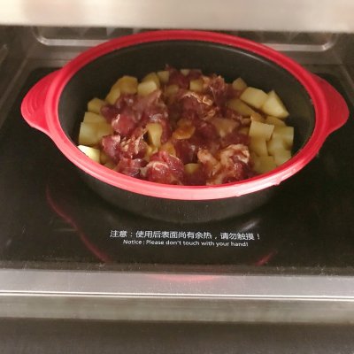 焖牛肉的家常做法（好吃到吮手指的土豆焖牛肉）