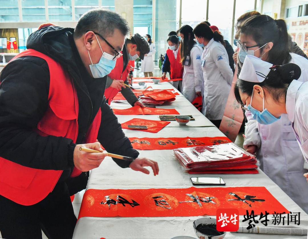 到医院看病还能领到祝福春联，连二医联合市知名书法家开展送祝福活动