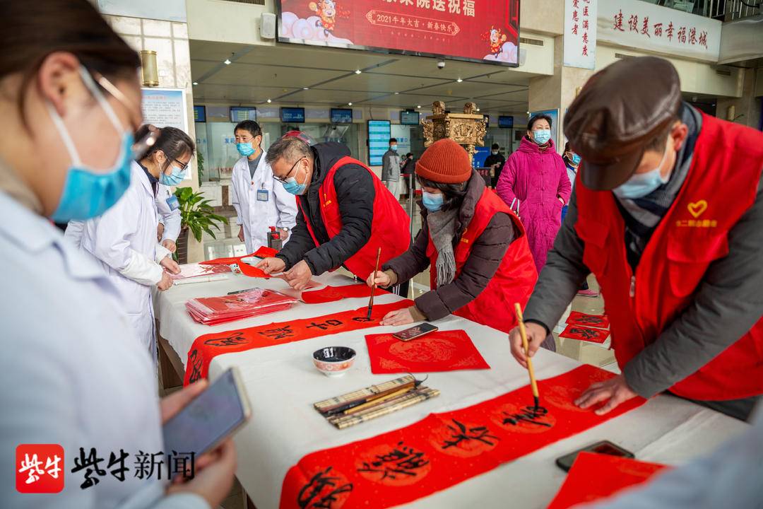 到医院看病还能领到祝福春联，连二医联合市知名书法家开展送祝福活动