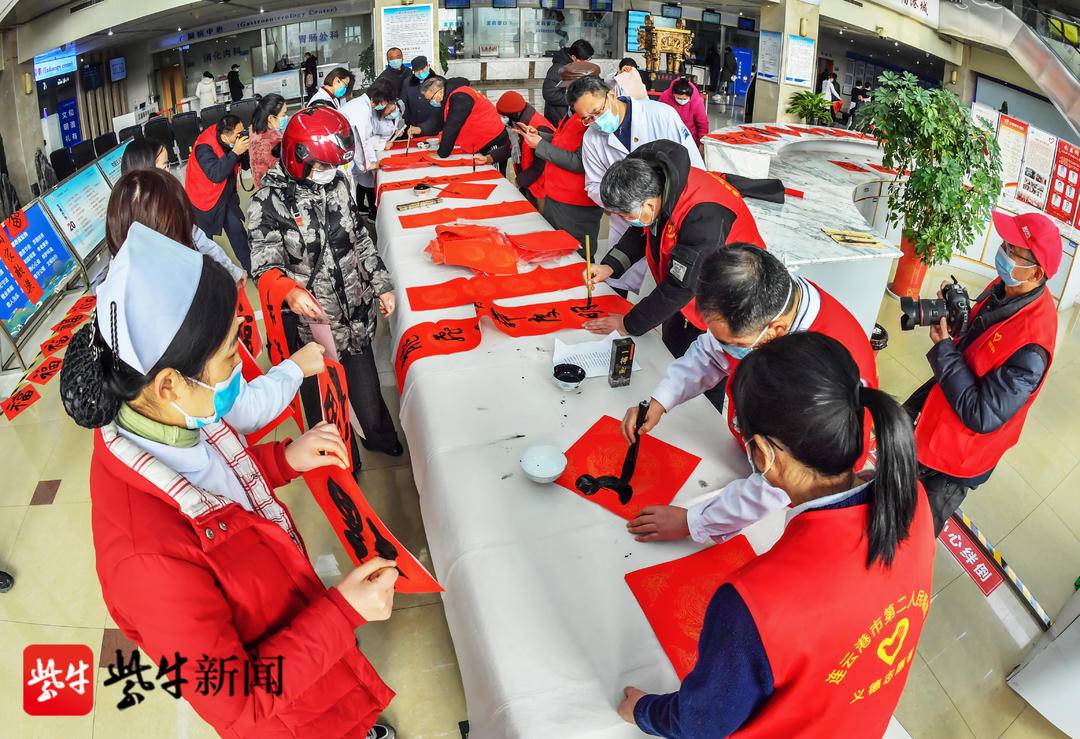 到医院看病还能领到祝福春联，连二医联合市知名书法家开展送祝福活动