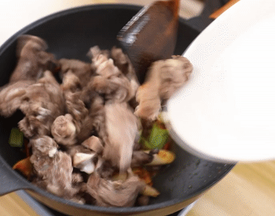 加入郫县豆瓣酱3,放入羊蝎子,翻炒至羊蝎子表面微焦4,倒入海皇牌料酒