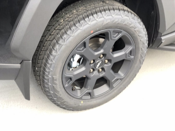 丰田全新RAV4越野版实拍！搭2.5L引擎+四驱系统，配黑色外观套件