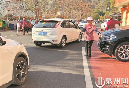泉州鲜花港附近有人乱收停车费 收费10元 无正规发票