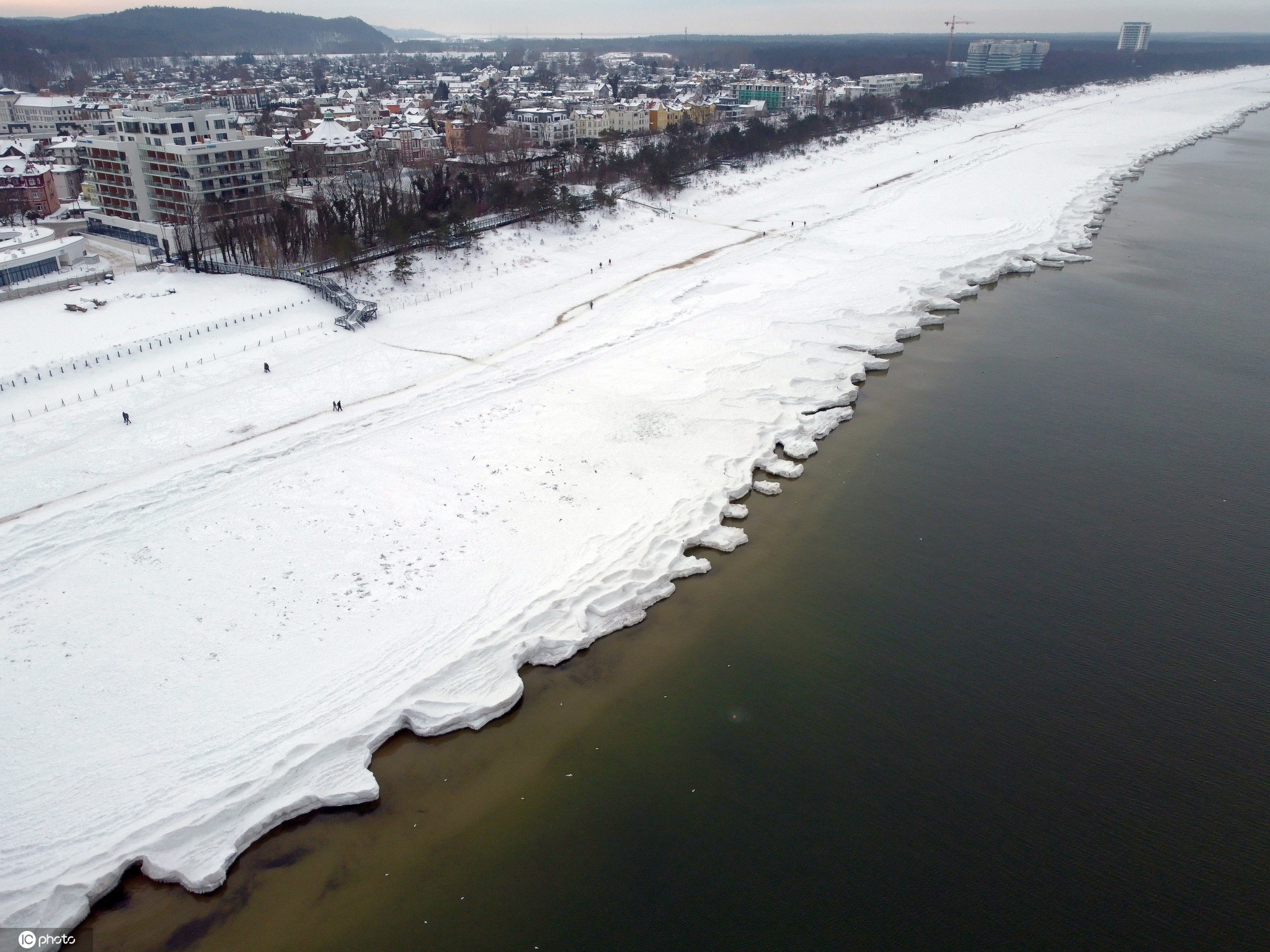 低温冰冻席卷波兰 波罗的海岸冰厚如“墙”
