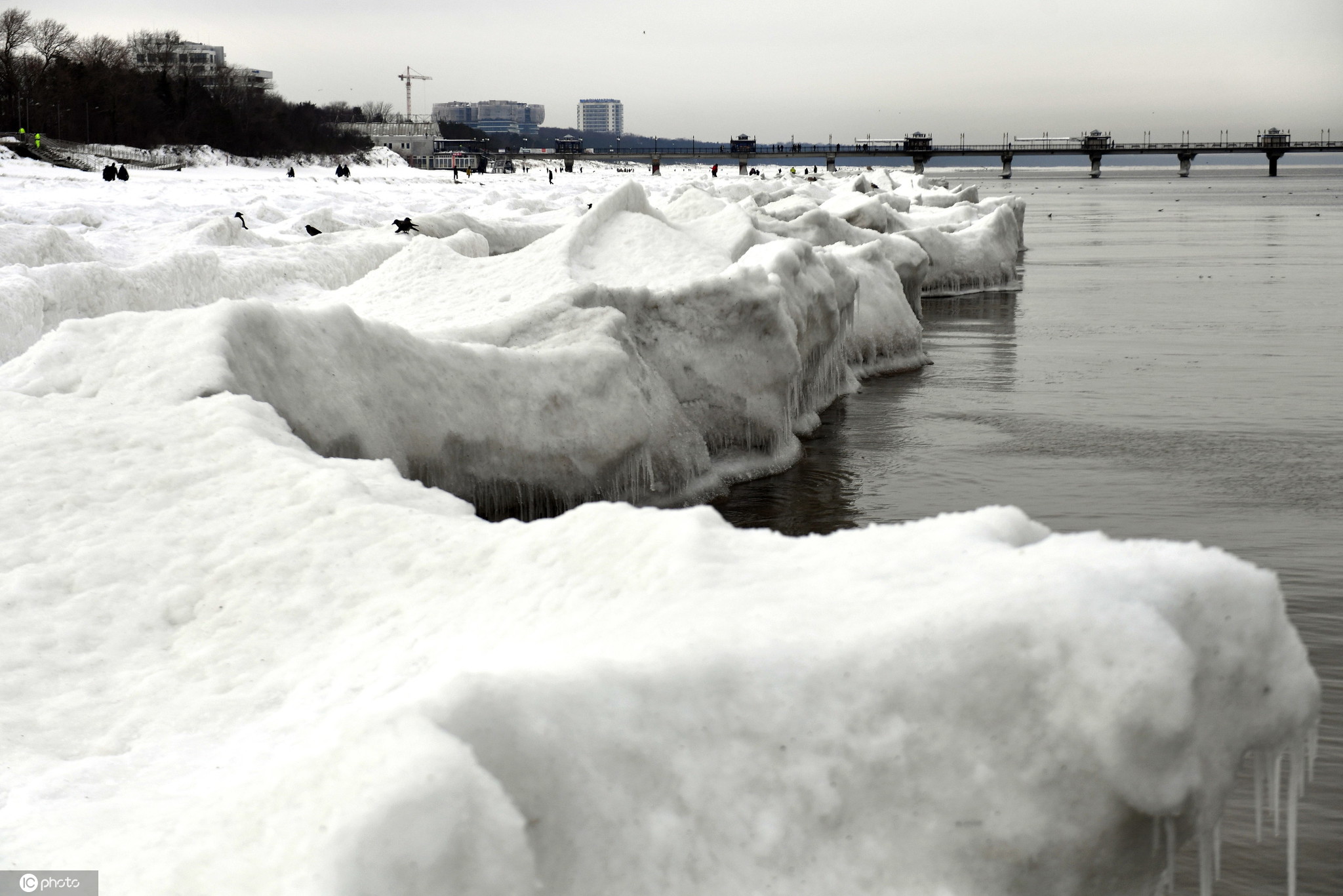 低温冰冻席卷波兰 波罗的海岸冰厚如“墙”