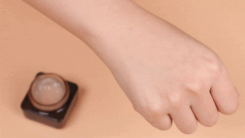 不想再受黑眼圈和眼紋折磨？我們挑了 4 款眼霜教你自救