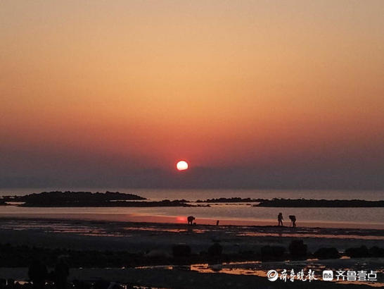 夕阳染红了烟台的海边，余晖布满海面惊艳游人