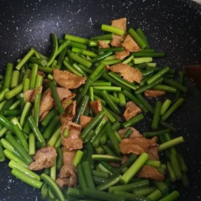 肉炒蒜苔的家常做法介绍（老少皆宜的蒜苔炒肉）