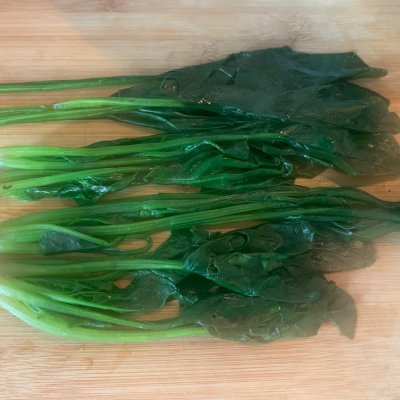 焙煎芝麻酱的做法（5步快速做出焙煎芝麻菠菜沙拉）