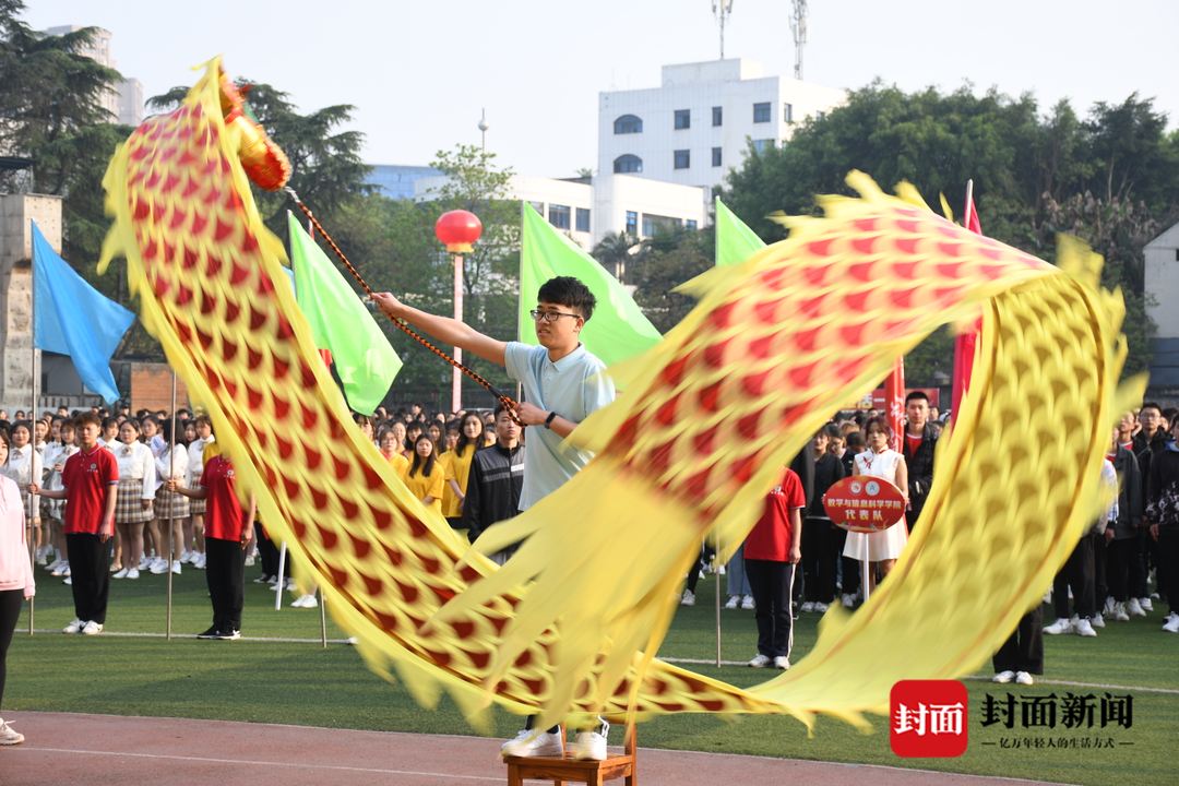 獻禮建黨百年 內江師院運動會方隊表演創意十足