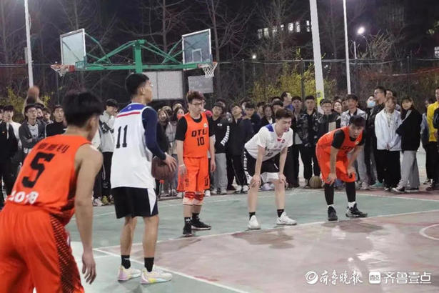 临沂这所大学的灯光篮球场上，不少女粉丝为男篮尖叫