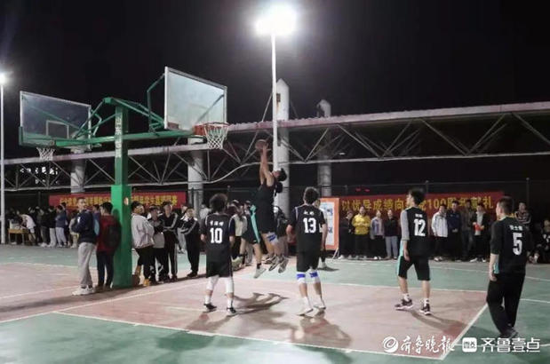 临沂这所大学的灯光篮球场上，不少女粉丝为男篮尖叫