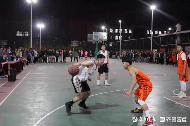 临沂这所大学的灯光篮球场上，不少女粉丝为男篮尖叫