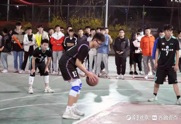 临沂这所大学的灯光篮球场上，不少女粉丝为男篮尖叫