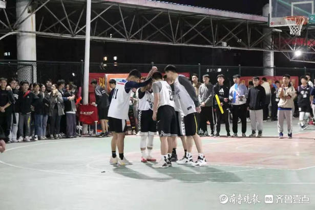 临沂这所大学的灯光篮球场上，不少女粉丝为男篮尖叫