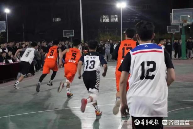 临沂这所大学的灯光篮球场上，不少女粉丝为男篮尖叫