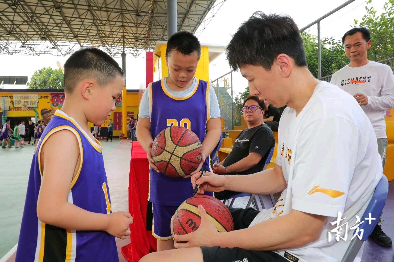 cba在深圳哪里打(深圳新世纪男篮走进龙岗街道南联社区)