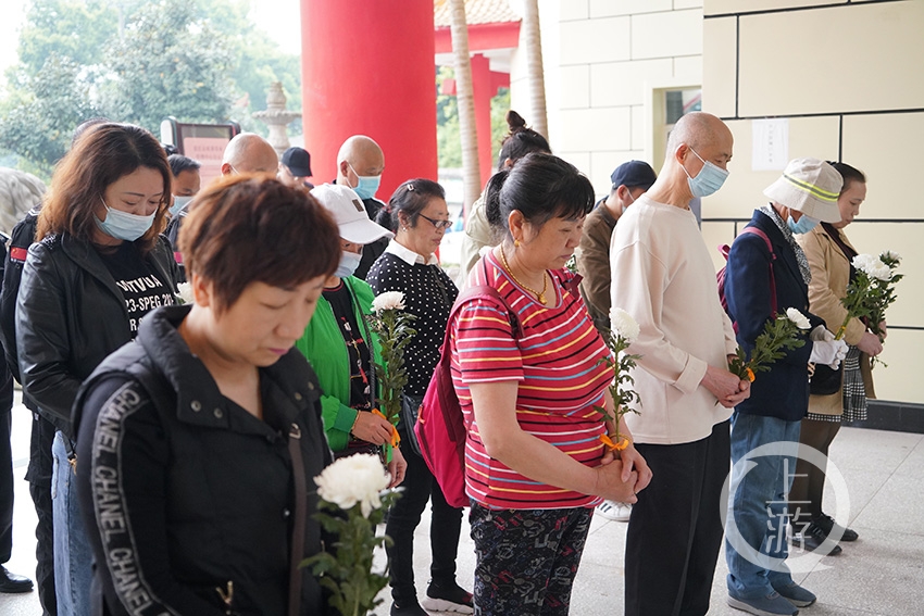 鲜花献逝者花葬、树葬等生态安葬方式获市民点赞