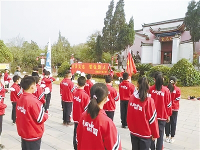 清明节期间曲靖6570名学生到三元宫爱国主义教育基地接受洗礼
