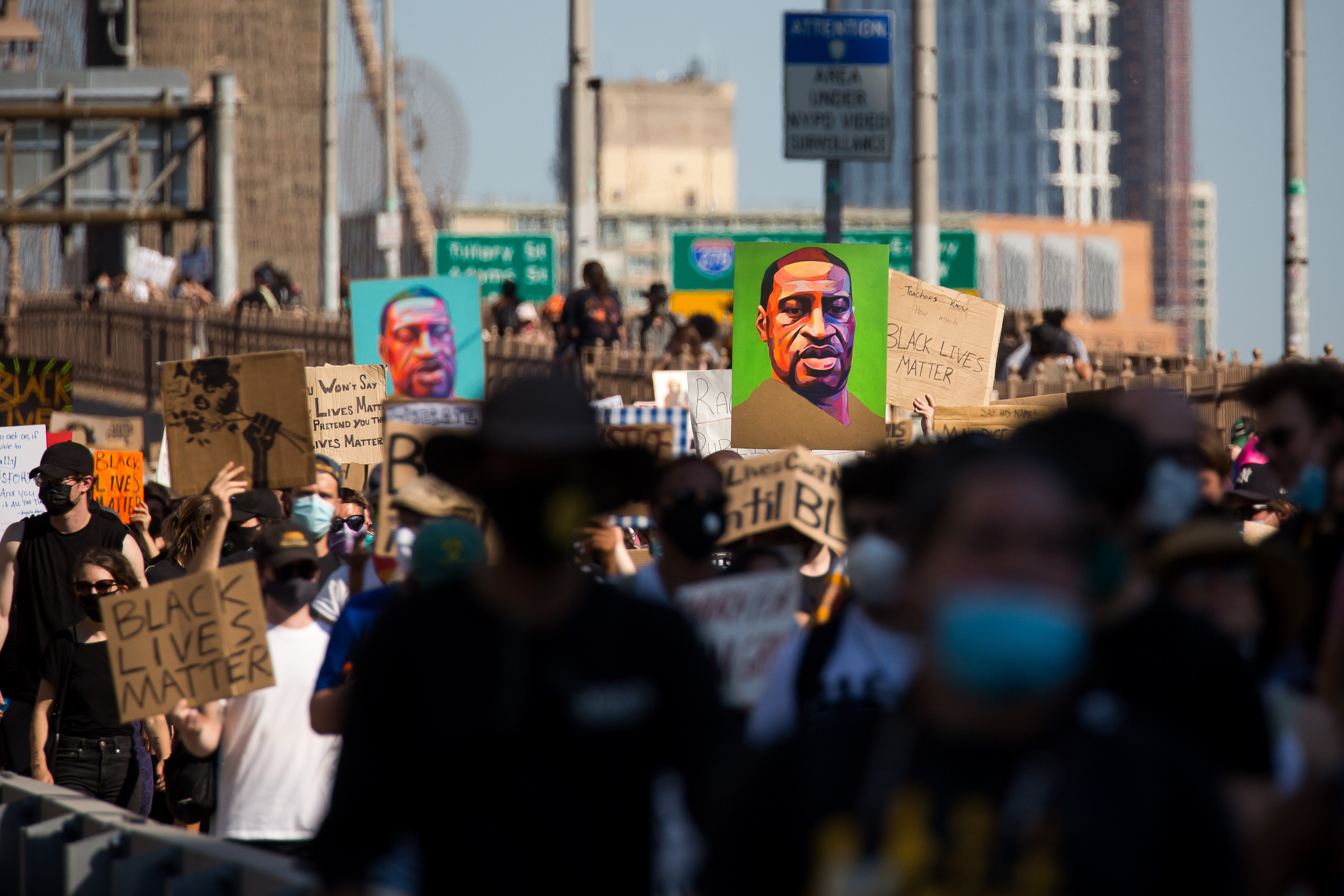 人们在美国纽约街头参加抗议警察暴力执法导致乔治·弗洛伊德死亡的
