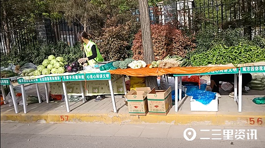 花钱买货架才能摆摊？执法部门：是我们定的要求，但钱不归我们管