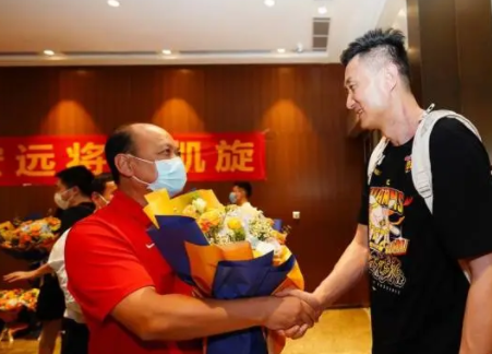 cba决赛宏远哪个领导来了(CBA“十一冠王”广东宏远队载誉凯旋)