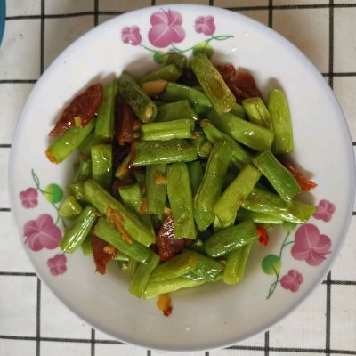 四季豆炒腊肠（新手必学菜谱之腊肠炒四季豆）