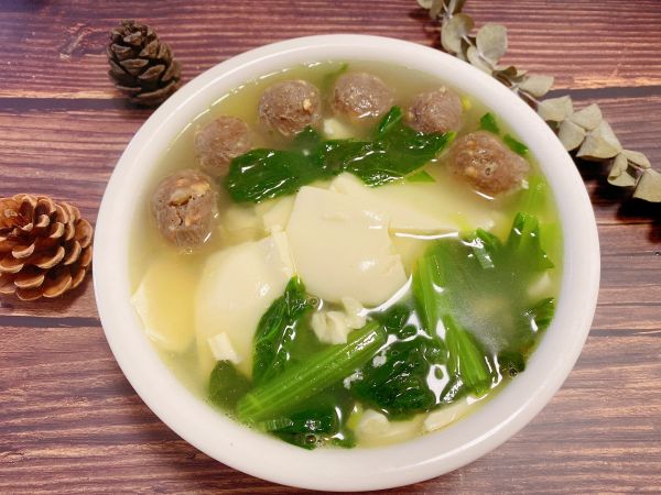 小白菜豆腐汤怎么做好吃（鲜香味美的小白菜肉丸豆腐汤）