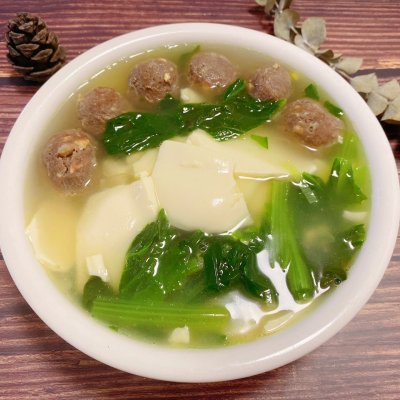 小白菜豆腐汤怎么做好吃（鲜香味美的小白菜肉丸豆腐汤）