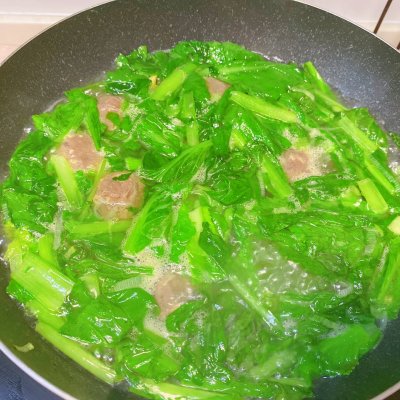 小白菜豆腐汤怎么做好吃（鲜香味美的小白菜肉丸豆腐汤）