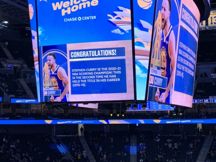 勇士主场大屏幕标语：库里是2020-21赛季NBA得分王