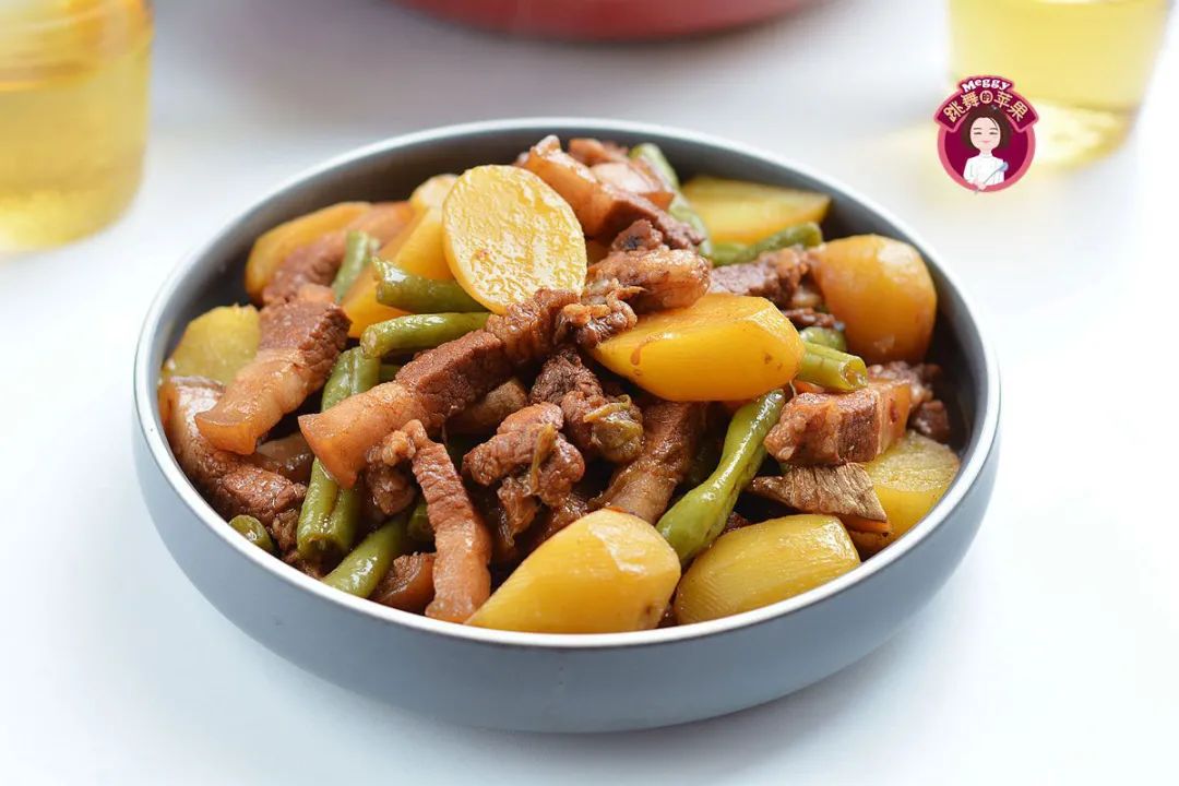 还能从食物中汲取营养和能量,就比如这一锅五花肉炖土豆,五花肉的醇香