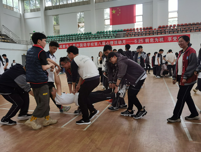 心理辅导这样做！成都这群高考生狂踩气球，向压力说“拜拜”