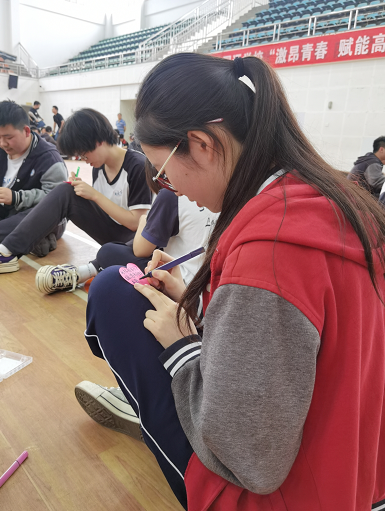 心理辅导这样做！成都这群高考生狂踩气球，向压力说“拜拜”