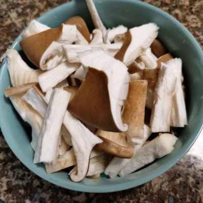 1,猪肚菇洗净撕成小块2,开水下锅焯水 直到水再次煮开就可以捞起来了3