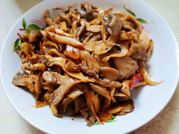 小蘑菇怎么做好吃大厨教你做孜然味的辣炒小香菇