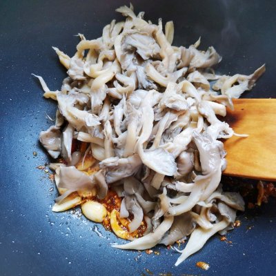 大厨教你这么做家常菜～孜然味的辣炒蘑菇，营养又好吃