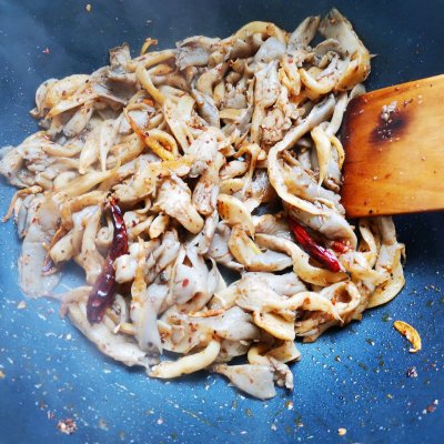 大厨教你这么做家常菜～孜然味的辣炒蘑菇，营养又好吃