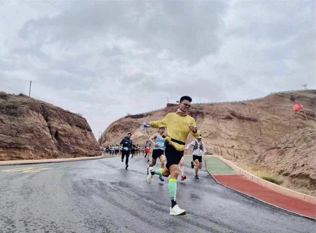 张小涛跑在第一集团5月22日上午,2021(第四届)黄河石林山地马拉松百