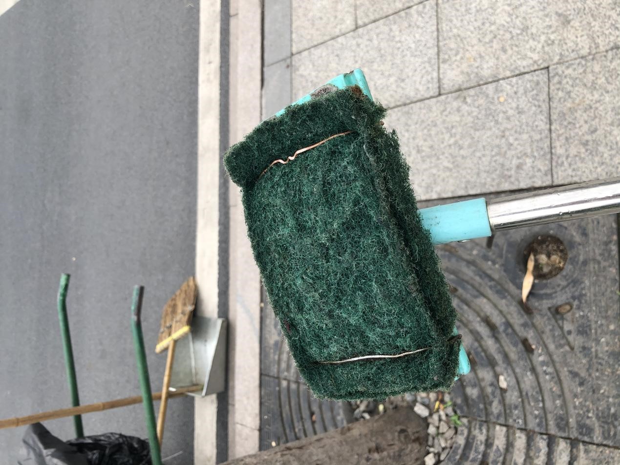 黄明圣一边向旁边观摩的工友讲解,一边用这把自制工具着手操作演示