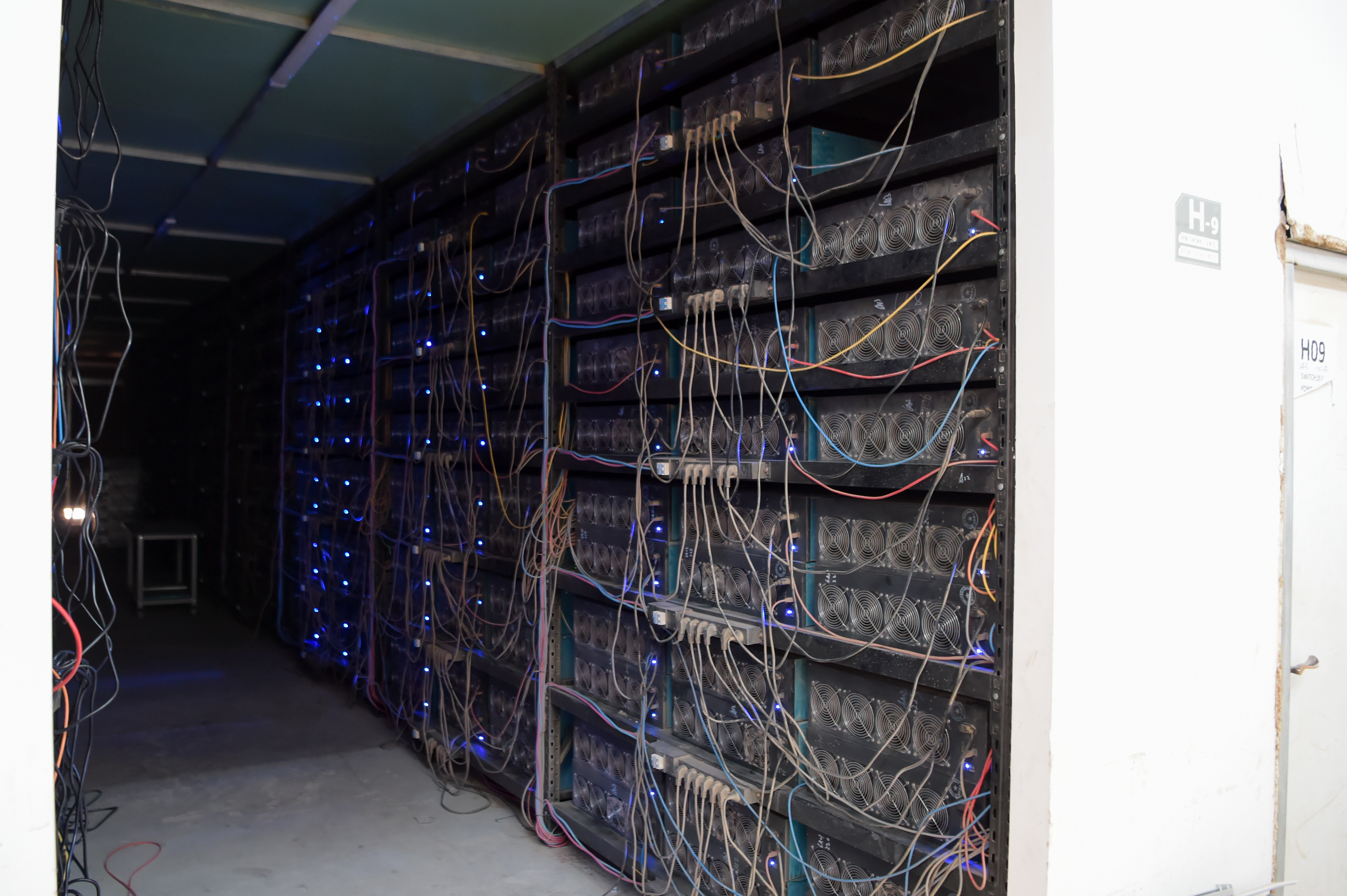 新华全媒+|1万台“矿机”一个月能“吃”4500万度电！挖的是“币”还是“坑”？