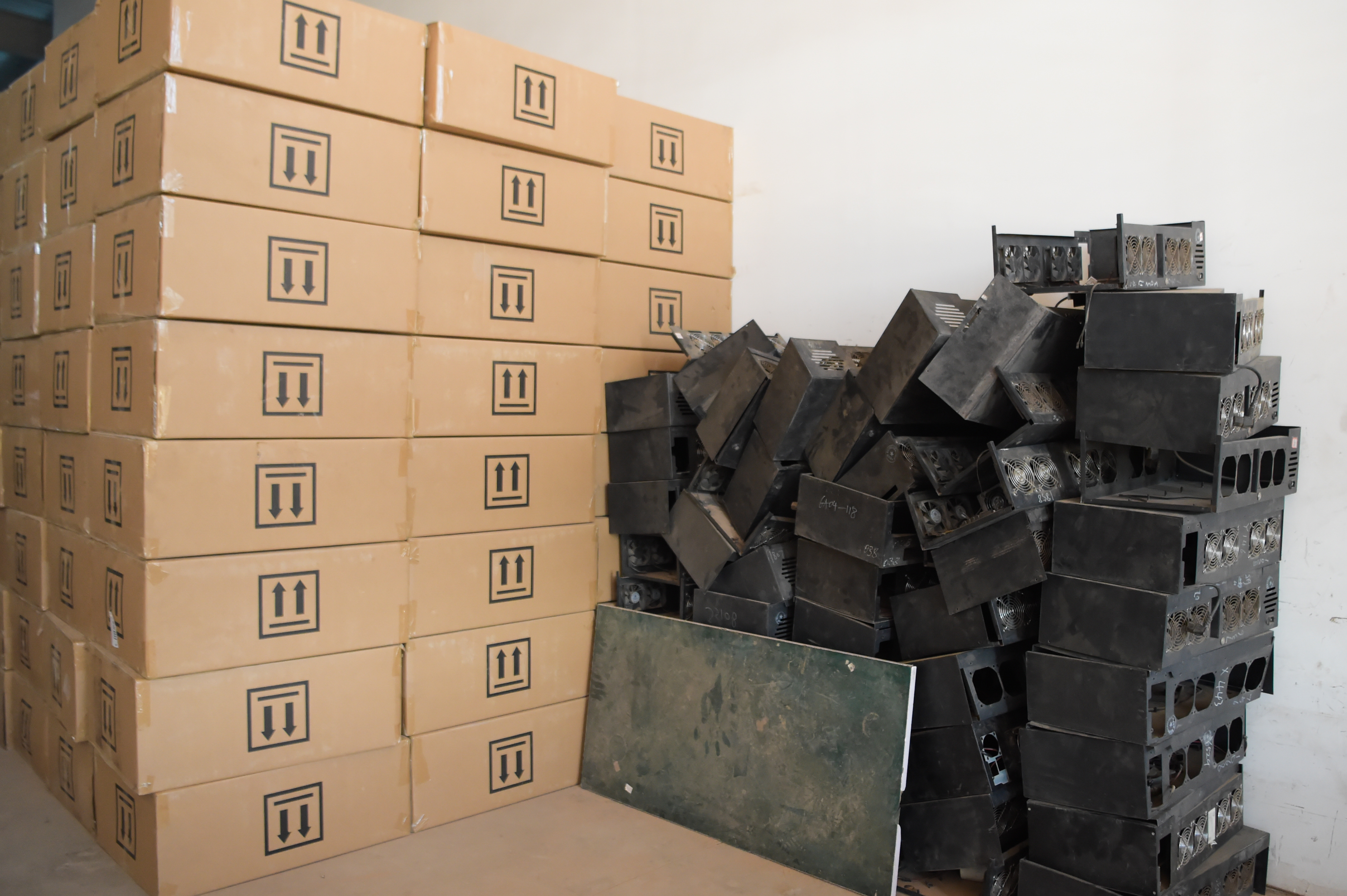 新华全媒+|1万台“矿机”一个月能“吃”4500万度电！挖的是“币”还是“坑”？