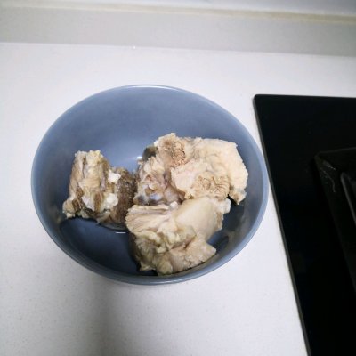 排骨莲藕汤的做法（百吃不腻的暖心排骨莲藕汤教程）