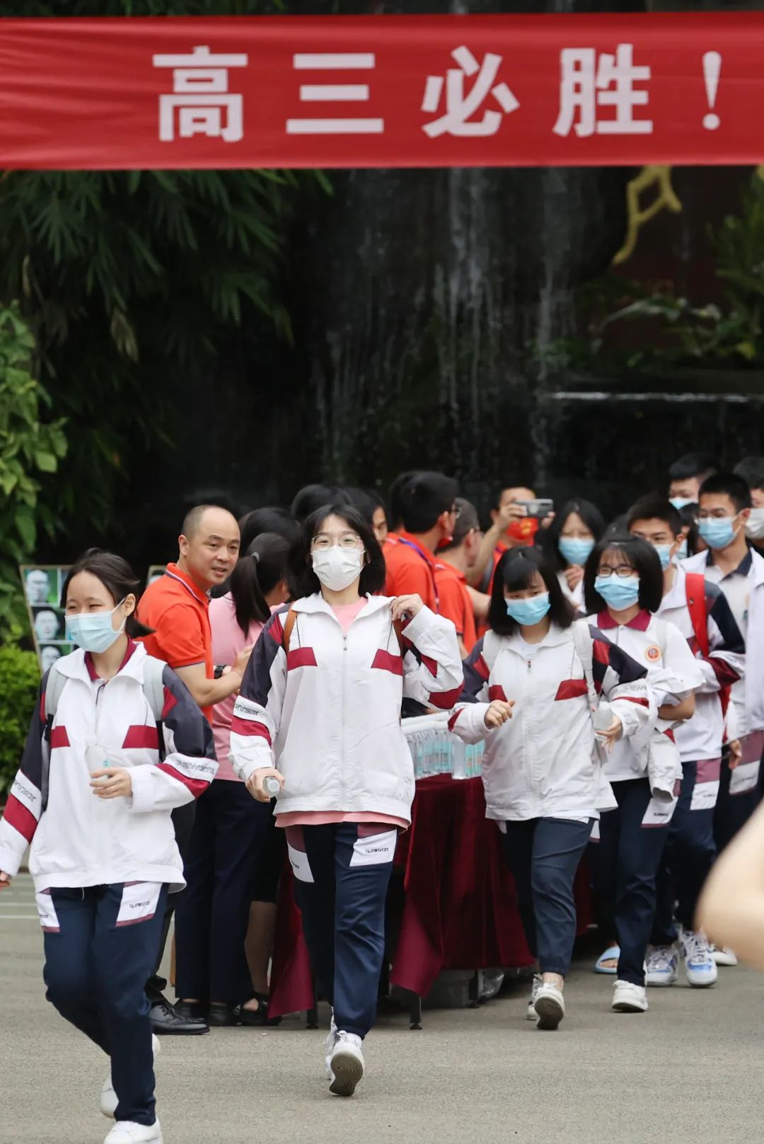 今天 , 泉州一中、泉州五中、泉州七中、泉州九中……这一幕幕，看完泪奔