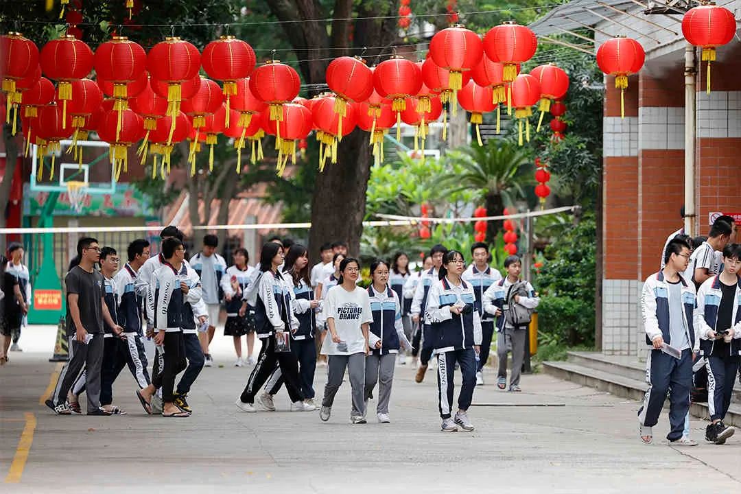今天 , 泉州一中、泉州五中、泉州七中、泉州九中……这一幕幕，看完泪奔