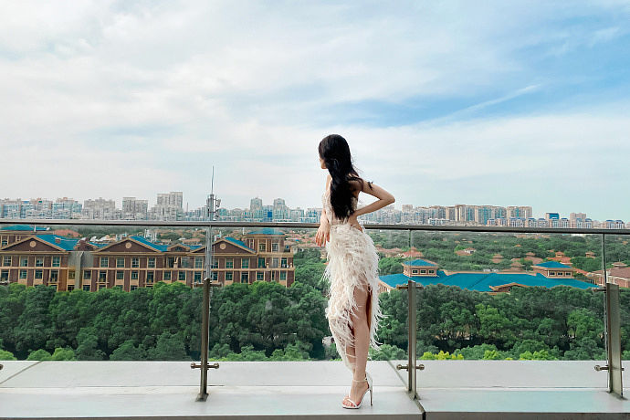 迪丽热巴穿镂空羽毛裙秀美腿 缱绻长发温柔浪漫玉背撩人