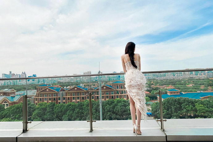 迪丽热巴穿镂空羽毛裙秀美腿 缱绻长发温柔浪漫玉背撩人