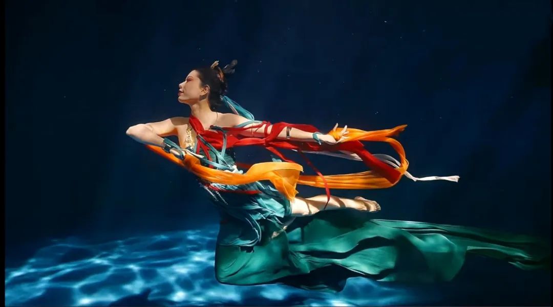 水下洛神舞太震撼,网友:每一帧都是壁画