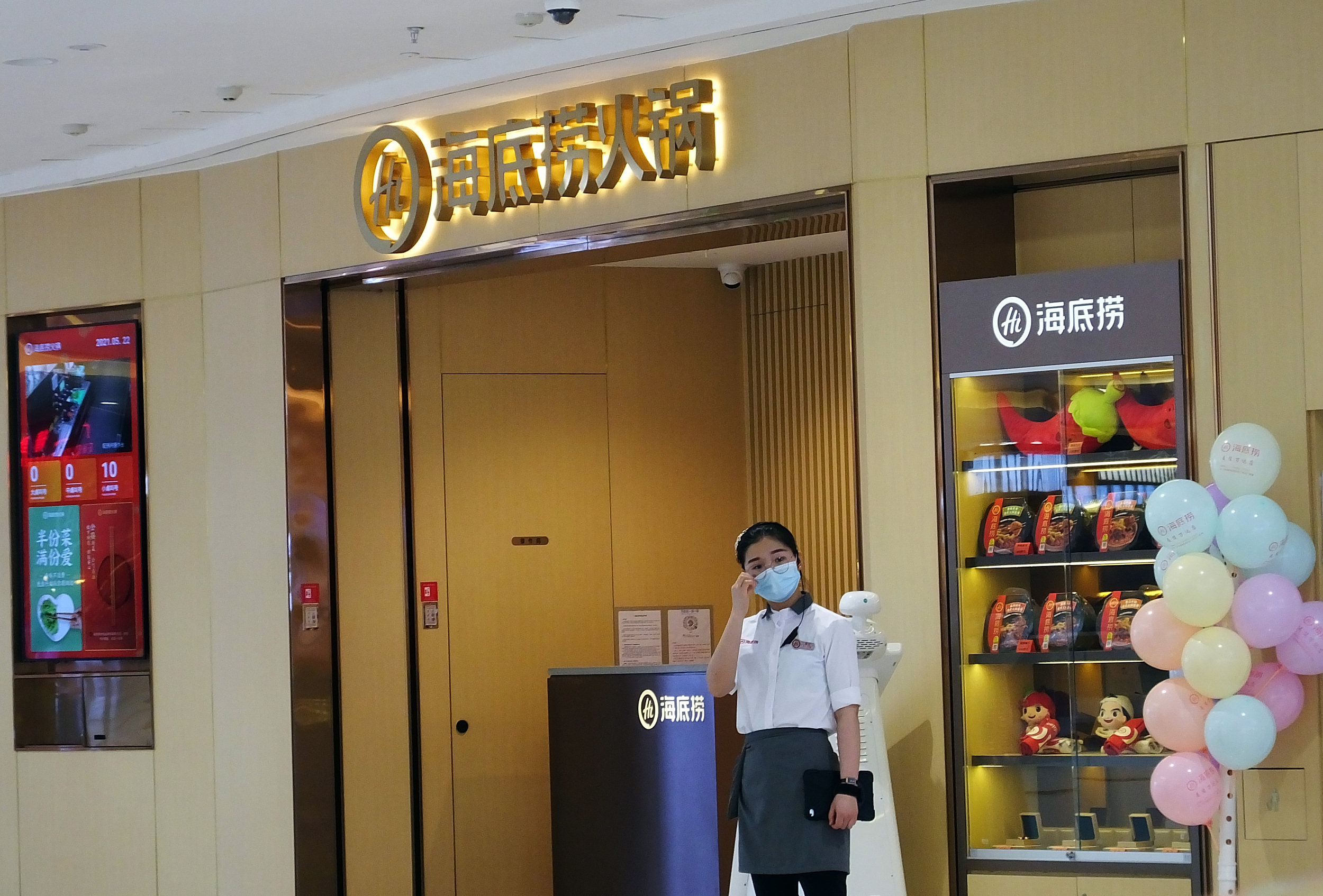 市场经营环境的影响加上门店数量的饱和,需求没有增加的情况下海底捞