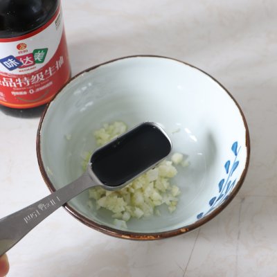 黄豆炖排骨的做法（8步教你做清凉解暑的苦瓜排骨黄豆汤）